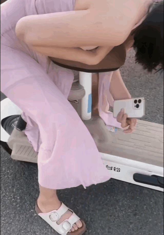 出门美美哒，半路羞羞哒，社死尬尬哒！尴尬死了，恨不得找个地缝钻进去！小姐姐穿吊