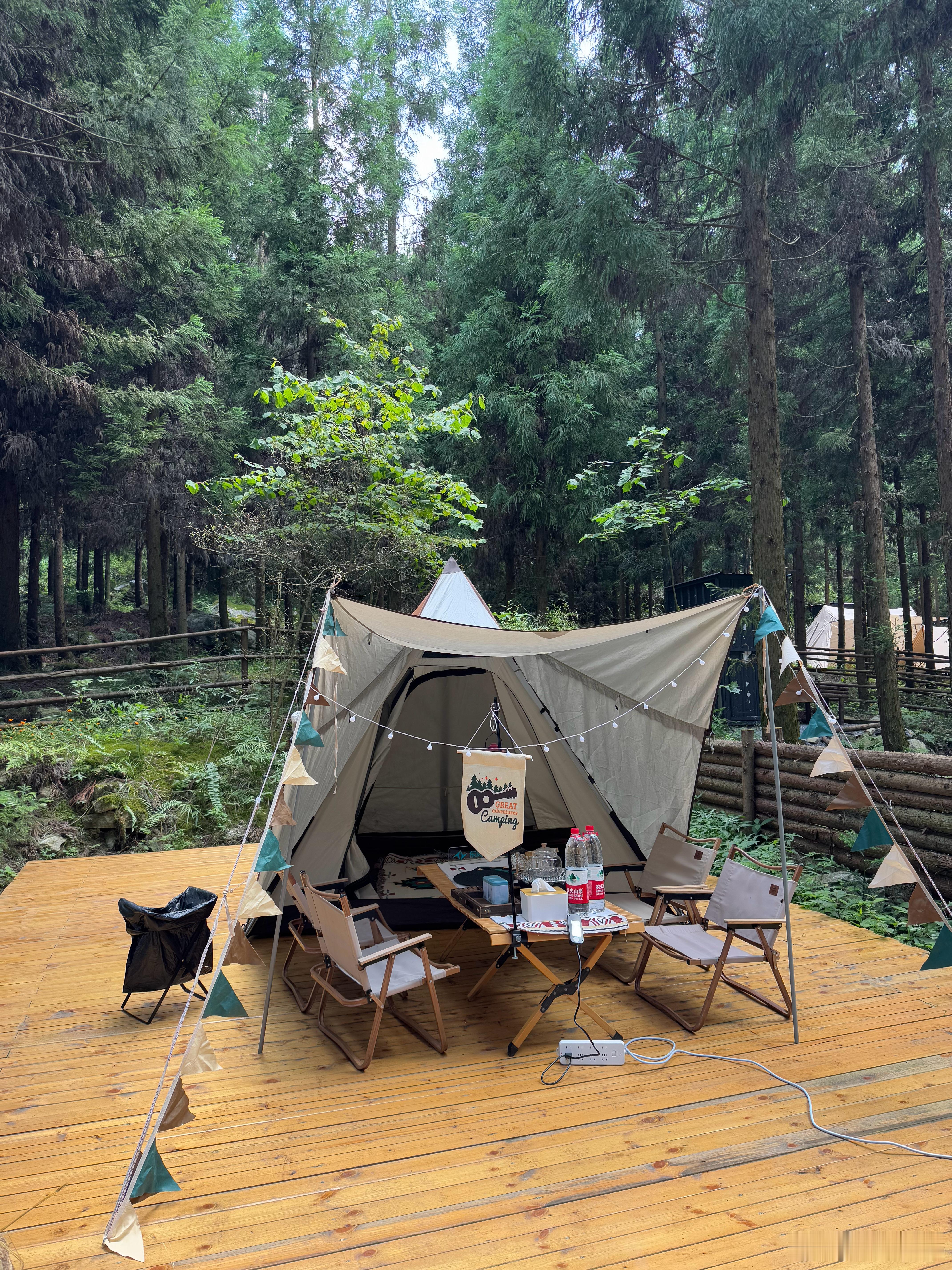 七月份的贵州天气还挺舒服这个露营地在贵阳附近叫山寻露营基地都是高高的针叶林环境很