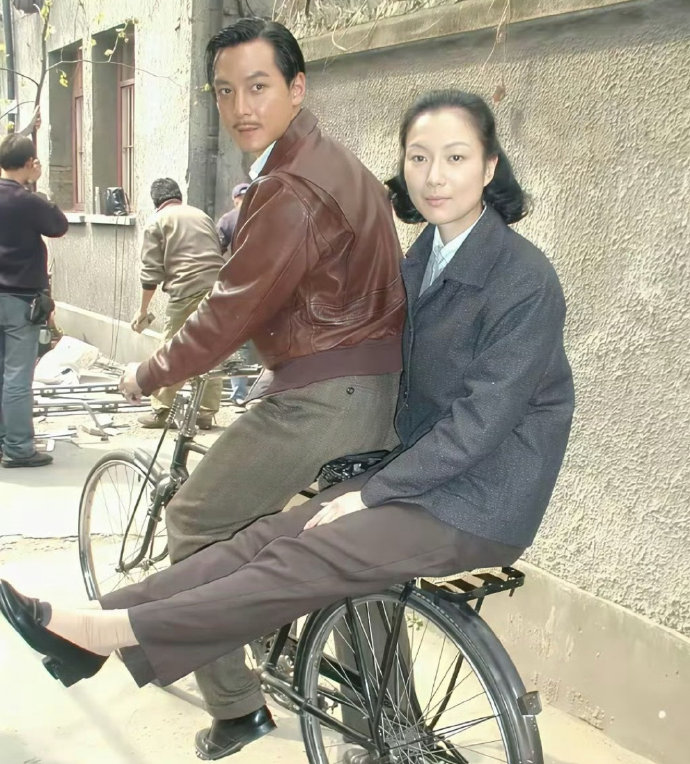 吴彦祖车后座的美女是谁？？​​​