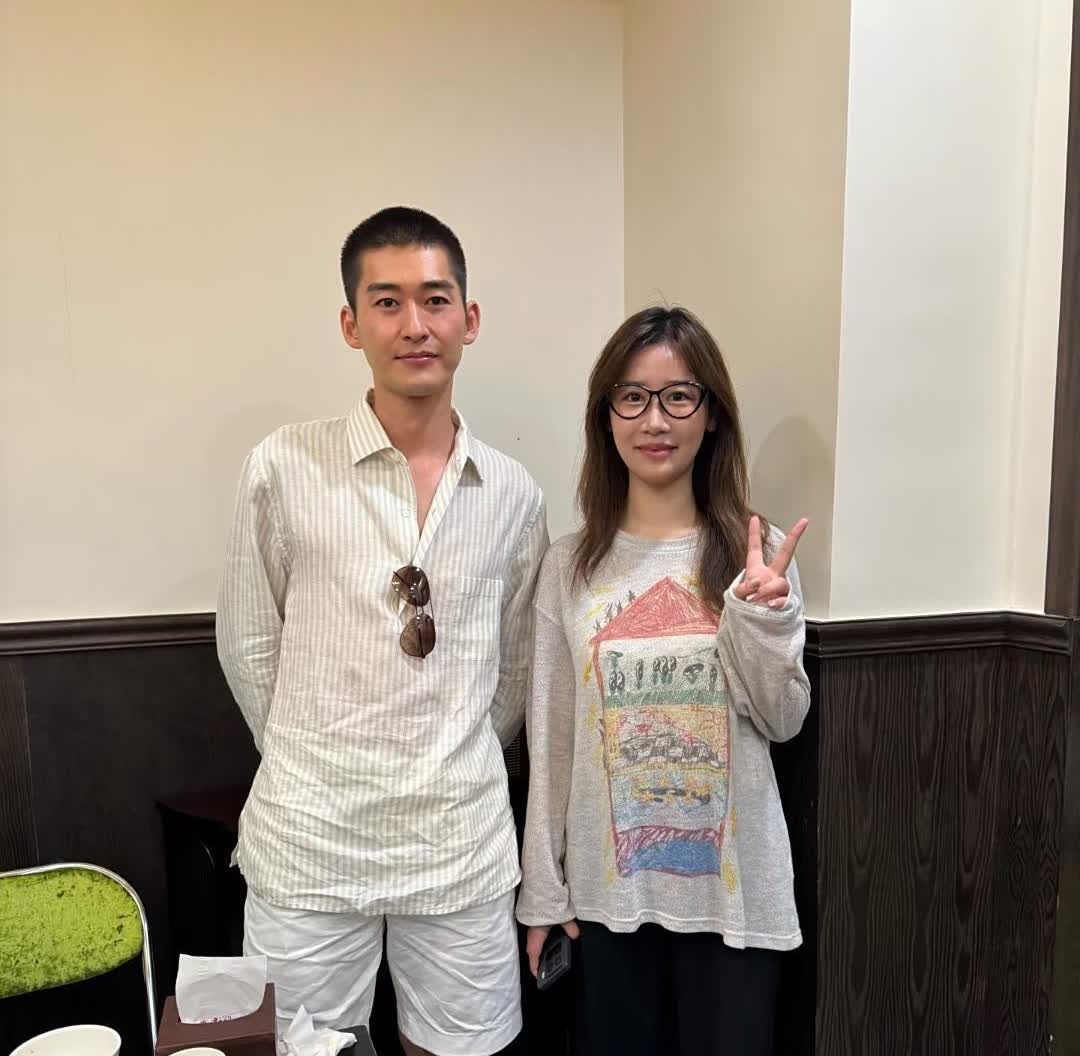 张翰在上海逛街吃饭被偶遇，他减肥了，剪了寸头，变得又高又帅，终于不油腻了！看起来