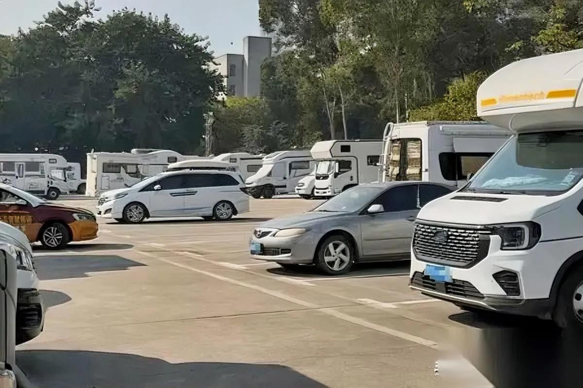 深圳公园对房车下逐客令了。不是不让停，是实在没法忍了。去年底深圳湾一个公