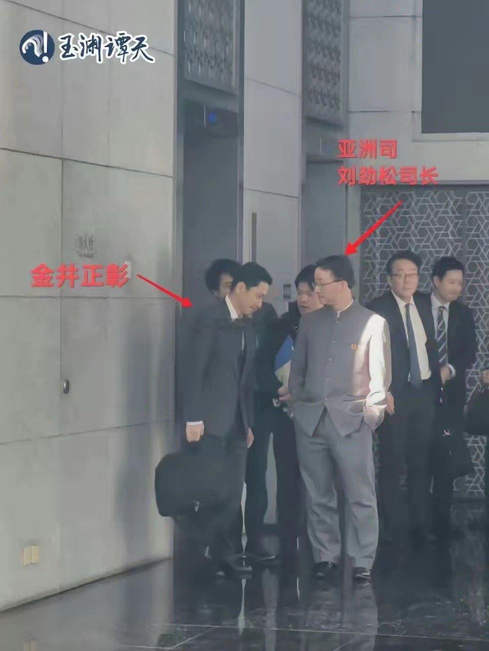 双手插兜送日官员离开，这是谁的部将？原来是“外交男神”王毅外长的得力战将，外交部