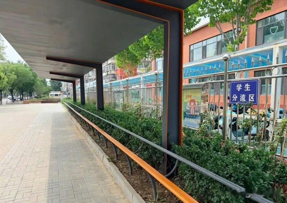 北京一小学校门口一根杆长椅走红！网友：建议全国推广！北京顺义石园小学门口，一