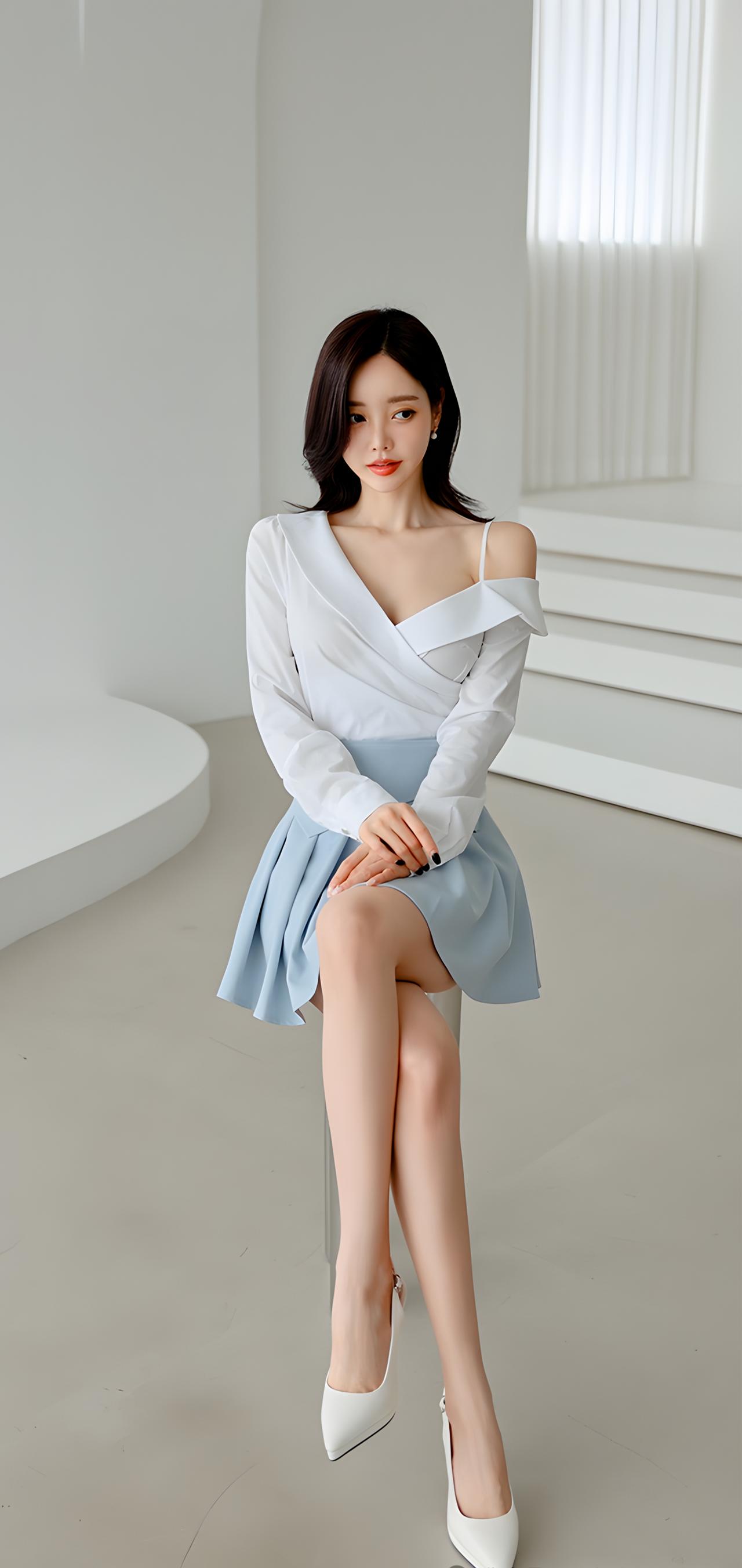 清新甜美穿搭，白色露肩上衣搭配浅蓝色百褶裙，简约优雅，少女心满满！