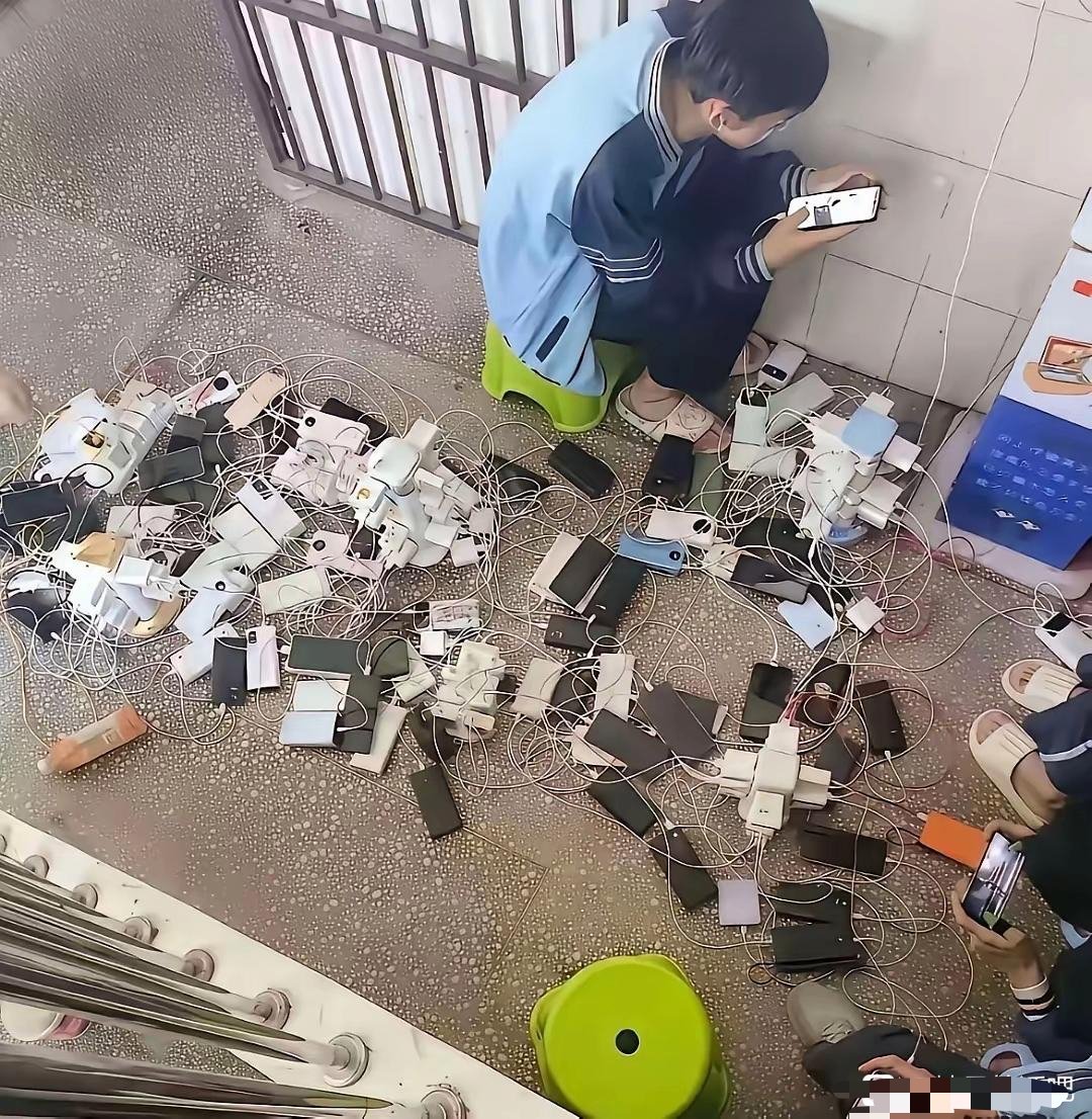 全校唯一一个走读生，得罪谁也不能得罪她啊