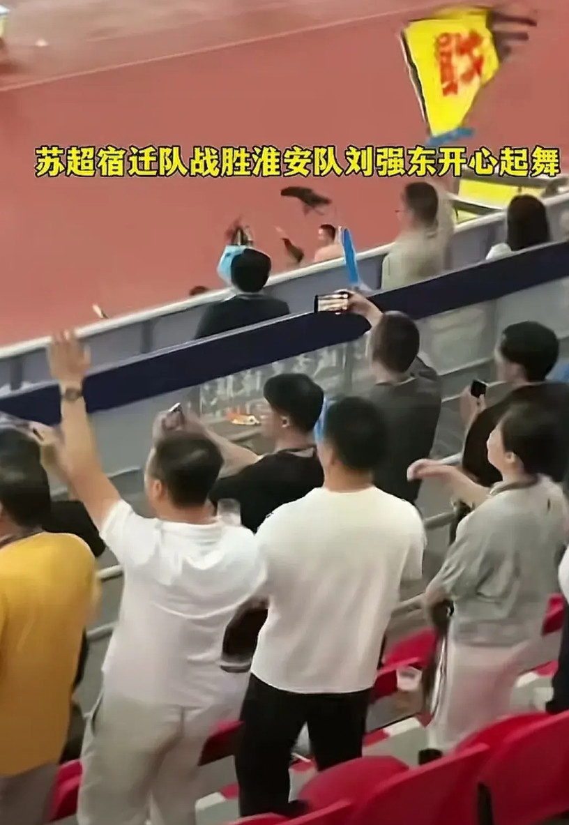 如果两边真是公职人员，你不得不承认还是商人最放松、最自由。腰里有钱，头上没有紧箍