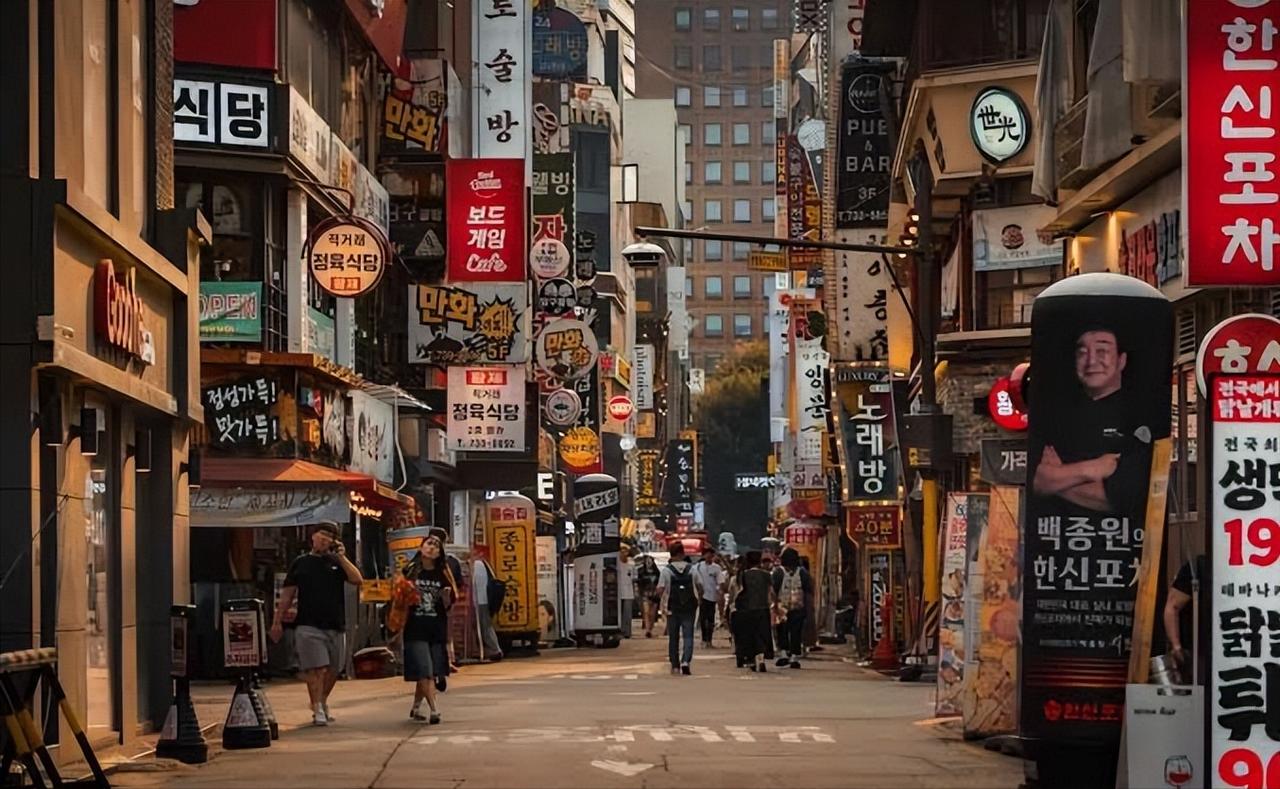 韩国人终于把结婚率低的账算明白了。不是年轻人不想结，也不是房价压垮了爱情，而是婚