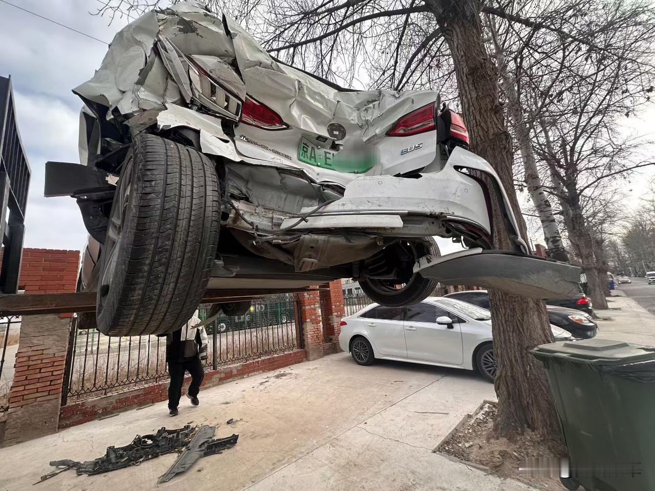 女朋友倒车没注意蹭了一下大家看看这样的小剐蹭修下贵吗？租车剐蹭赔偿新车剐蹭