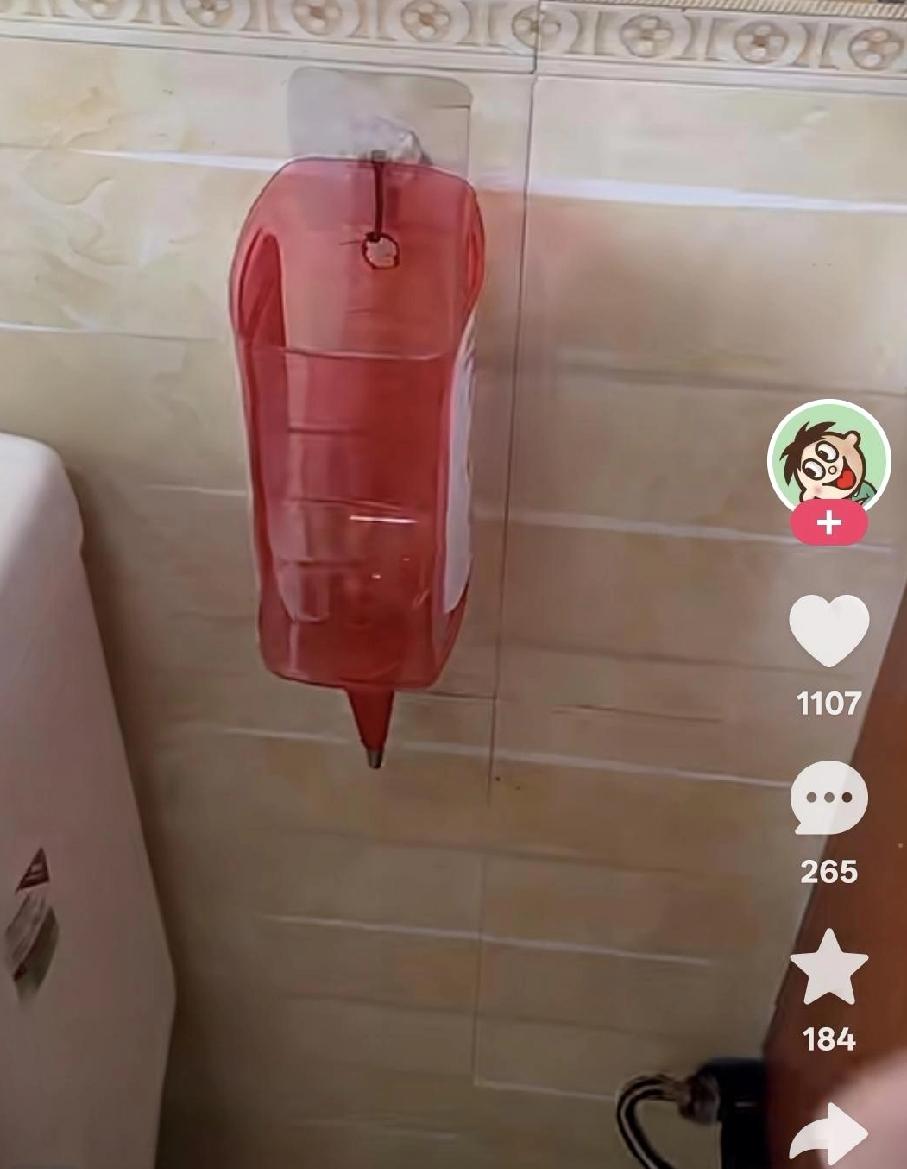 《女友防溅水奇招，我笑到马桶颤抖！》刷到一位网友分享女朋友的“贴心发明”，我直