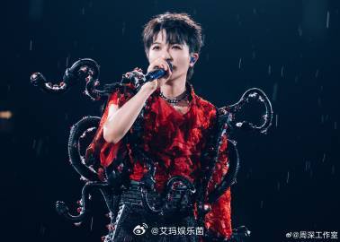 周深我被压在雷峰塔下出不来了周深在杭州演唱会上的互动太有趣了，被压雷峰塔的梗笑死