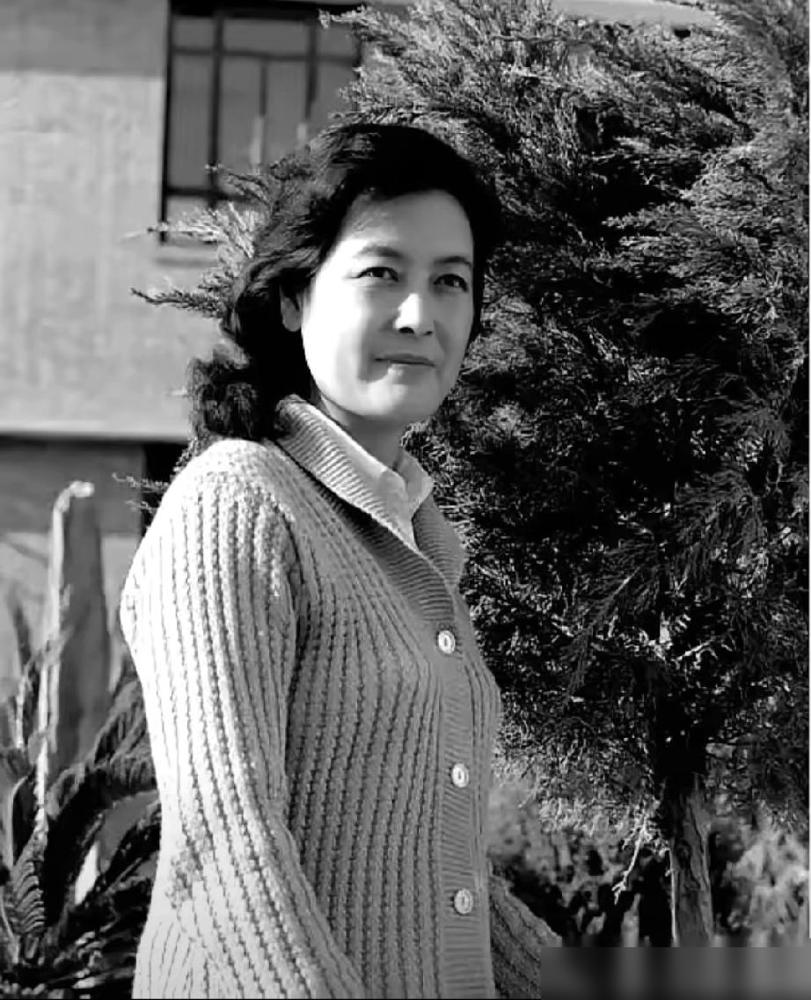 临死前，两任丈夫，一个都没来。葬礼上，那两个她曾为之放弃一切的男人，连个花圈都没