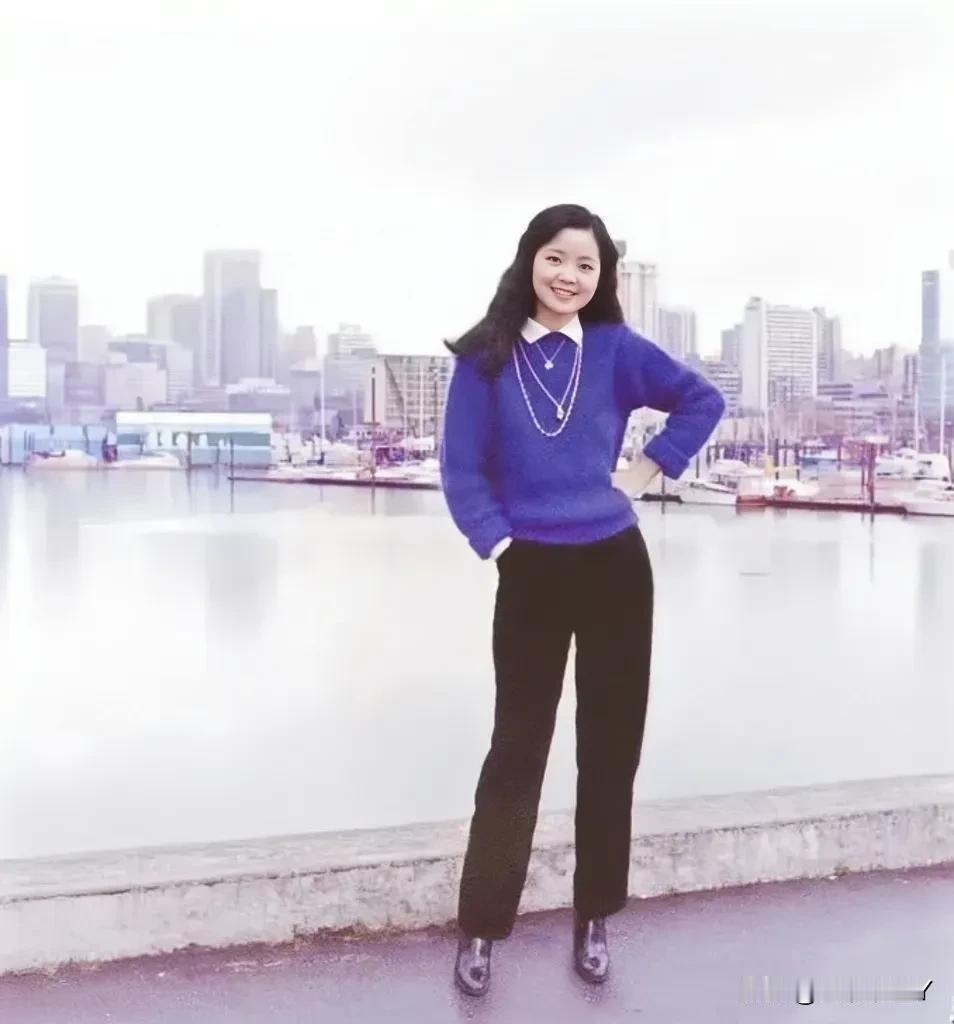 这张照片展现出了一代歌后邓丽君1979年在加拿大温哥华的情景，那时候邓丽君26岁