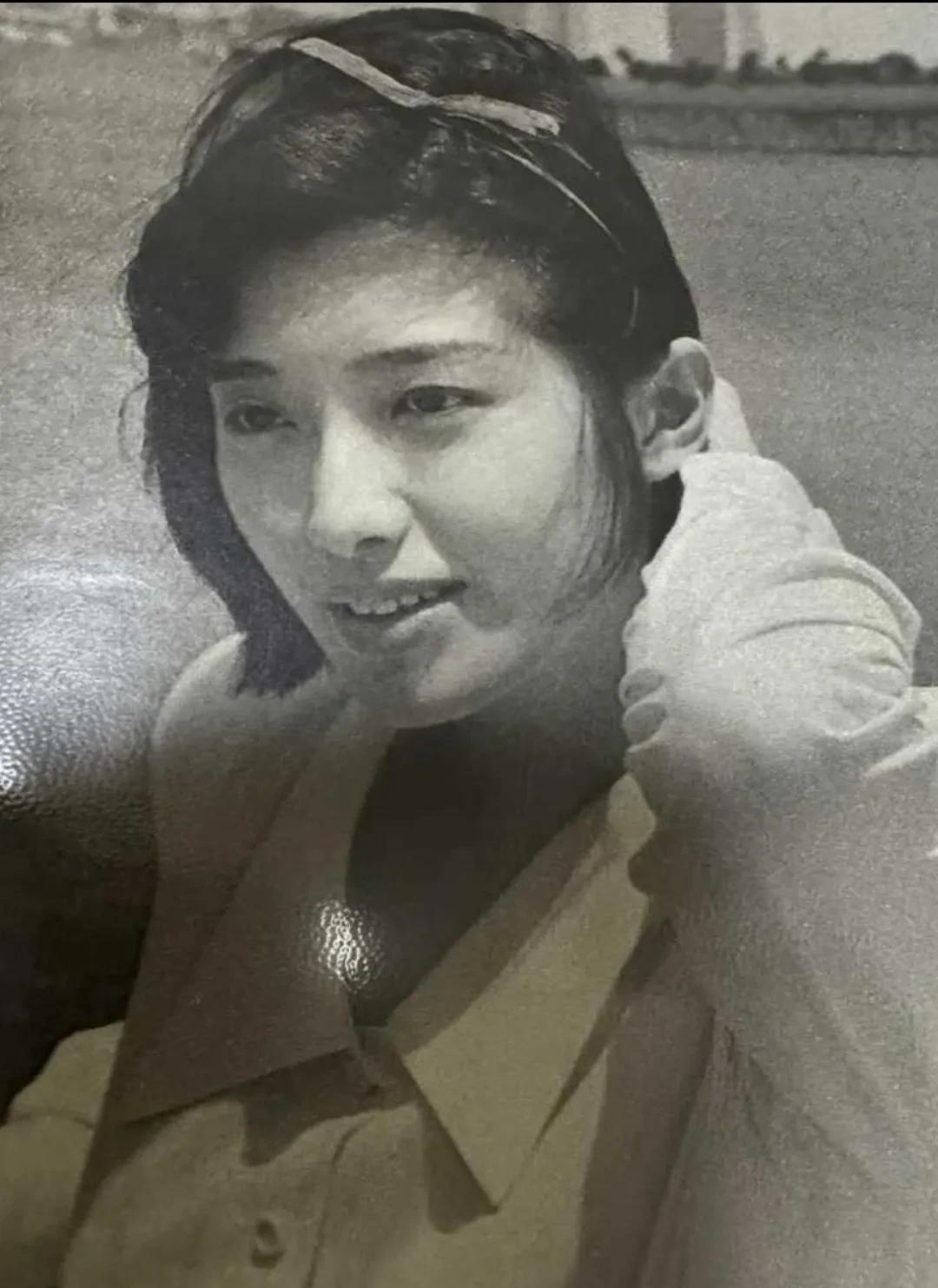 这是26岁的山口百惠，刚生完两个孩子，剪了短发，身材略显粗壮。在生大儿子之前，她