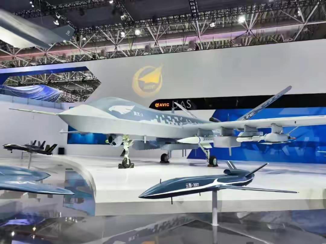 大户:阿中，我想在你家买点东西。阿中：（抬眼笑了笑）哦？大户想买点啥？大户