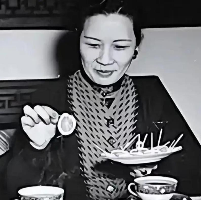 宋美龄，106岁去世，她的贴身厨子回家后不久自尽，事后妻子含泪透露缘由：无路可走