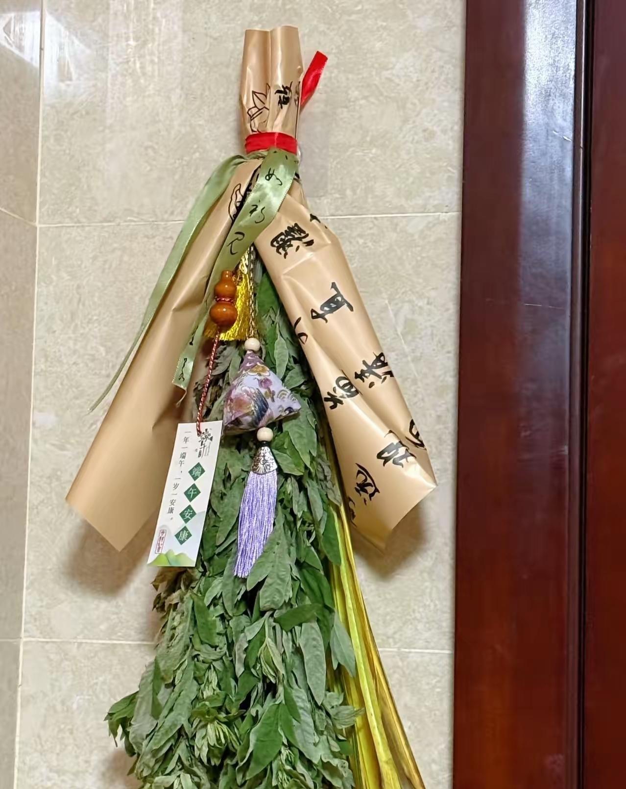 终于弄明白了，为什么端午节家家户户都喜欢挂艾草了。以前一直以为只是个传统