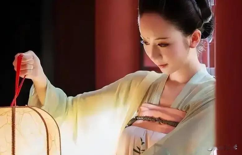 公元809年，42岁的薛涛喜欢上了31岁的元稹，随后便毫不掩饰地展开了倒追。虽没