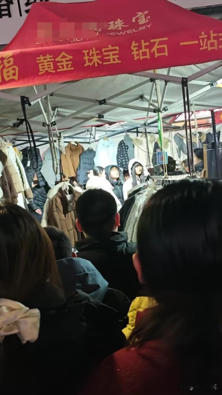 菏泽东方红大街几个“精神小妹”跟老板吵起来了！据知情人爆料，小妮140块钱买了一