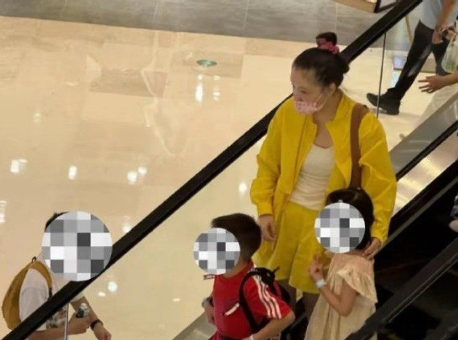 吴倩带女儿逛街​​​