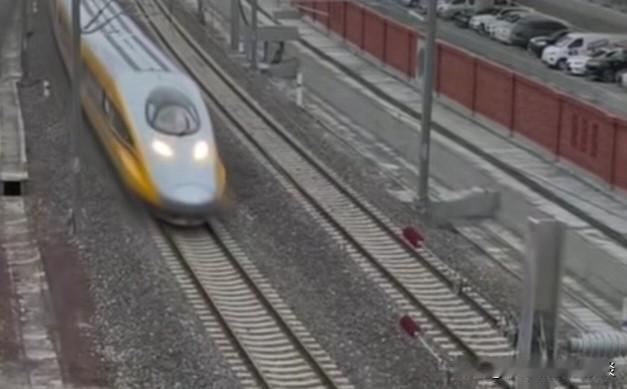 广湛高铁已调试3个月，即将接近尾声。广湛高铁开通的日子日益临近，预计将于2