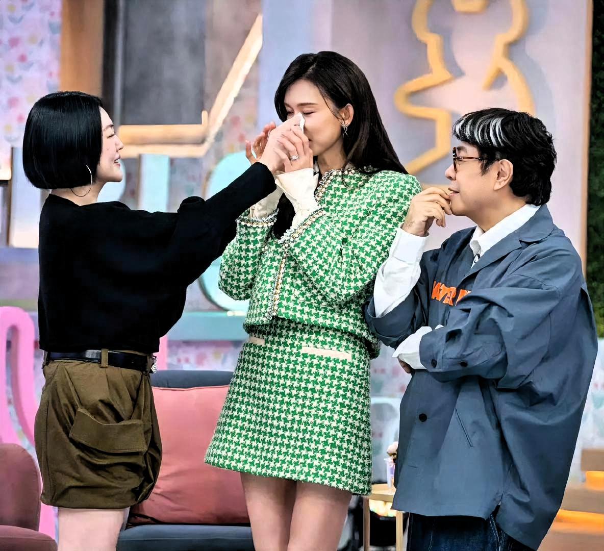 小S问林志玲婚后几点睡。她回：“9点。”小S当场傻眼。AKIRA每天傍晚准点