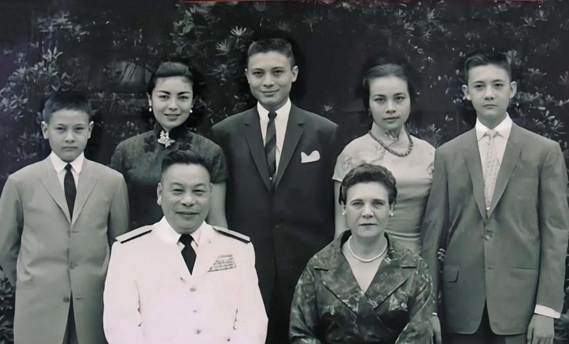 1960年，蒋经国最后一次五口之家齐聚的合影，镜头中蒋经国和夫人蒋方良端坐而前，