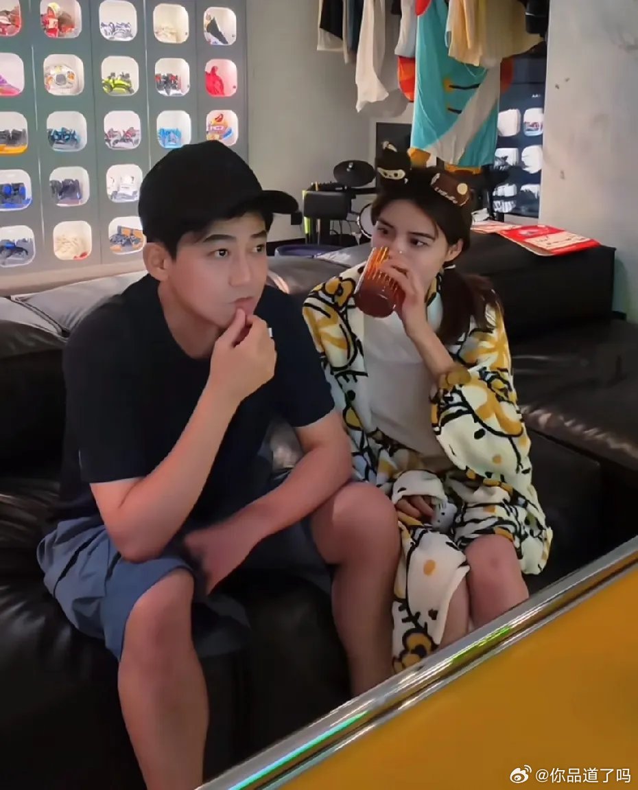 苏醒看球，他太太廖语辰还陪他一起，这也太好了吧！夫妻一起熬夜看球，也是一个很不错