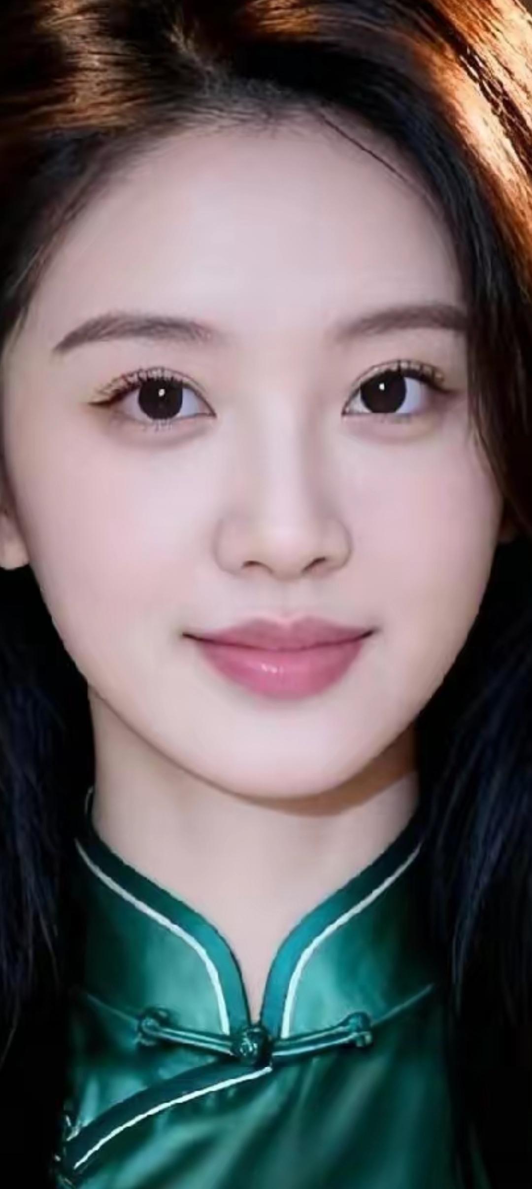 优雅绿衣少女，清新自然，散发迷人魅力！