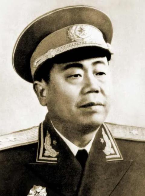 1950年，飞行员伙食标准太高，有个干部有意见，华东空军司令员聂凤智知道后，笑道