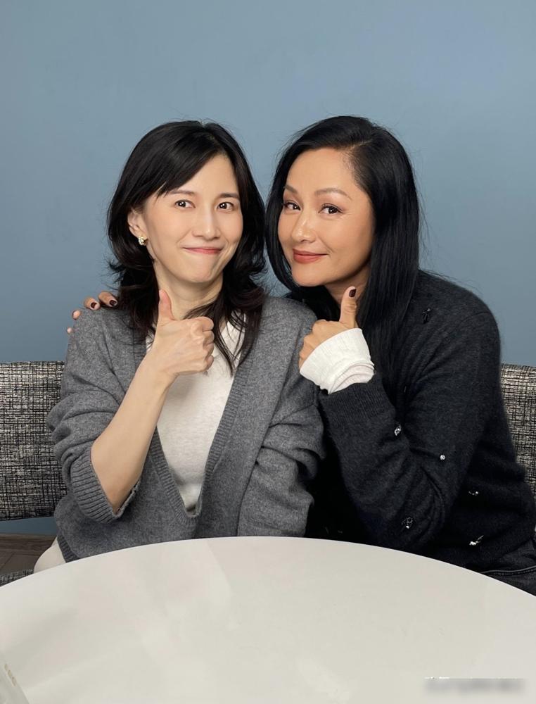 54岁瞿颖，现在定居清迈富人区。住带泳池芒果树的千万豪宅，日子过得通透又接地气。