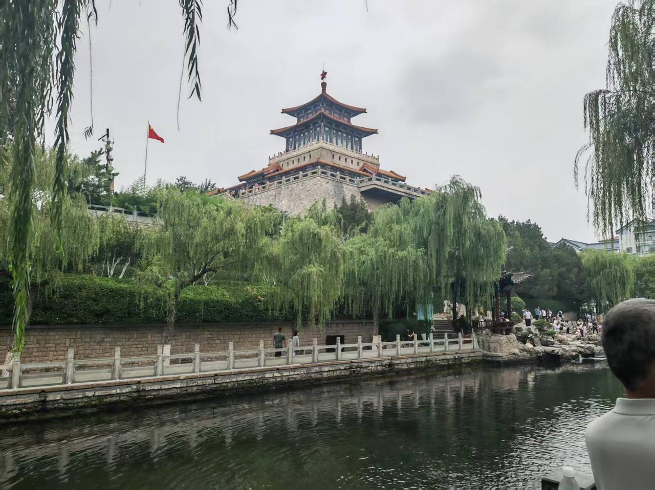 济南是座美丽的城市，“四面荷花三面柳”，一城山色半城湖。济南收费的有名气点的景点