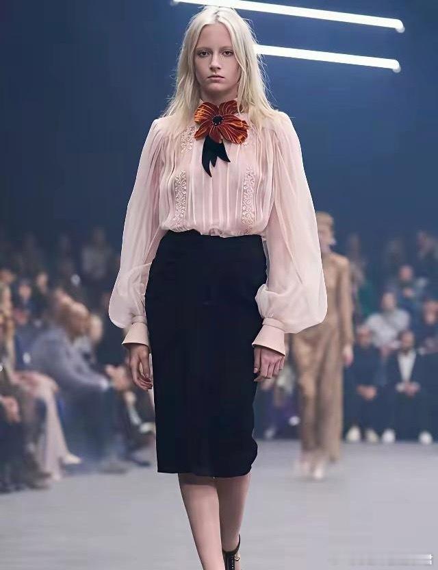 我终于知道孙俪为什么选这套衣服了，看模特图，原来穿在不同人的身上视觉效果是不一样