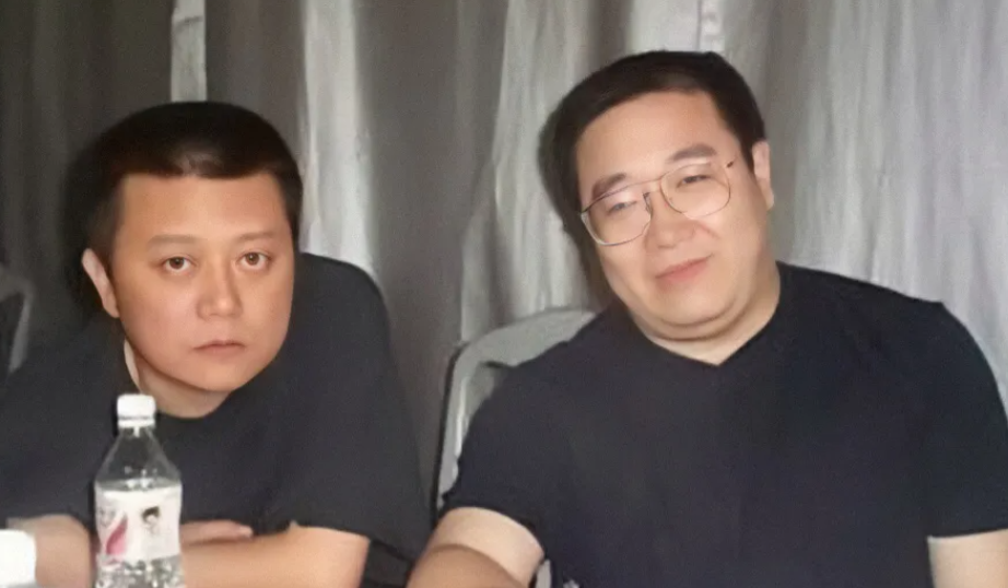 2001年，梁左突然在家中猝死，英达第一时间跑去把电脑抱走，还留下几百万的高利贷