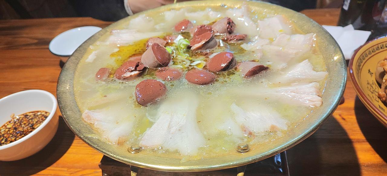 今天妹妹请我吃饭，说自己社保终于开资了。我问开多少钱？她说：2239.6元。她很