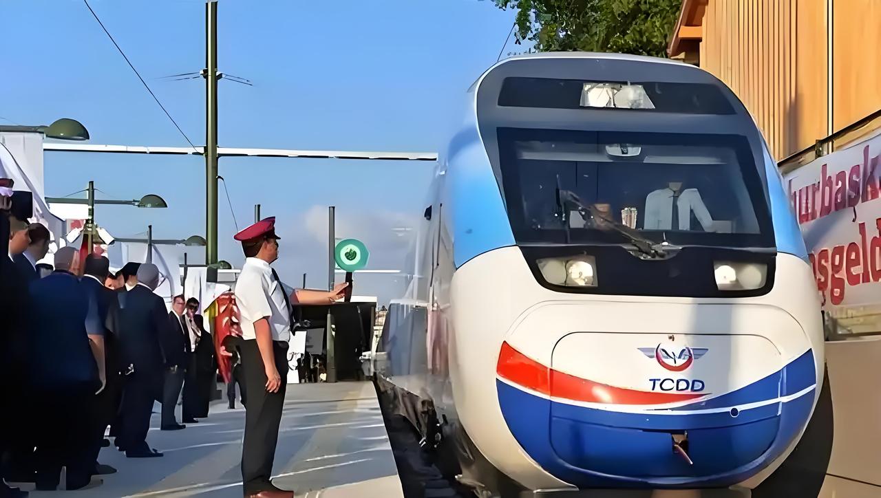 4月12日，越南河内—广宁高铁正式动工，这条越南首条跨区域高铁并未选择中国方案，