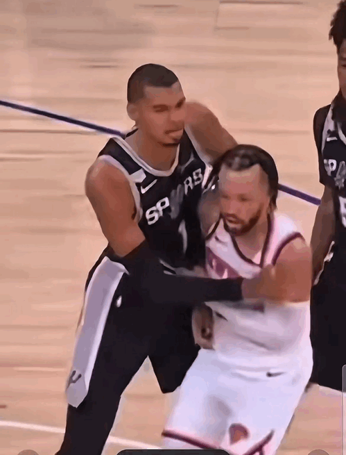 斯特恩报道，NBA按照惯例，将于今天审查维克托·文班亚马在第一节对杰伦·布伦森