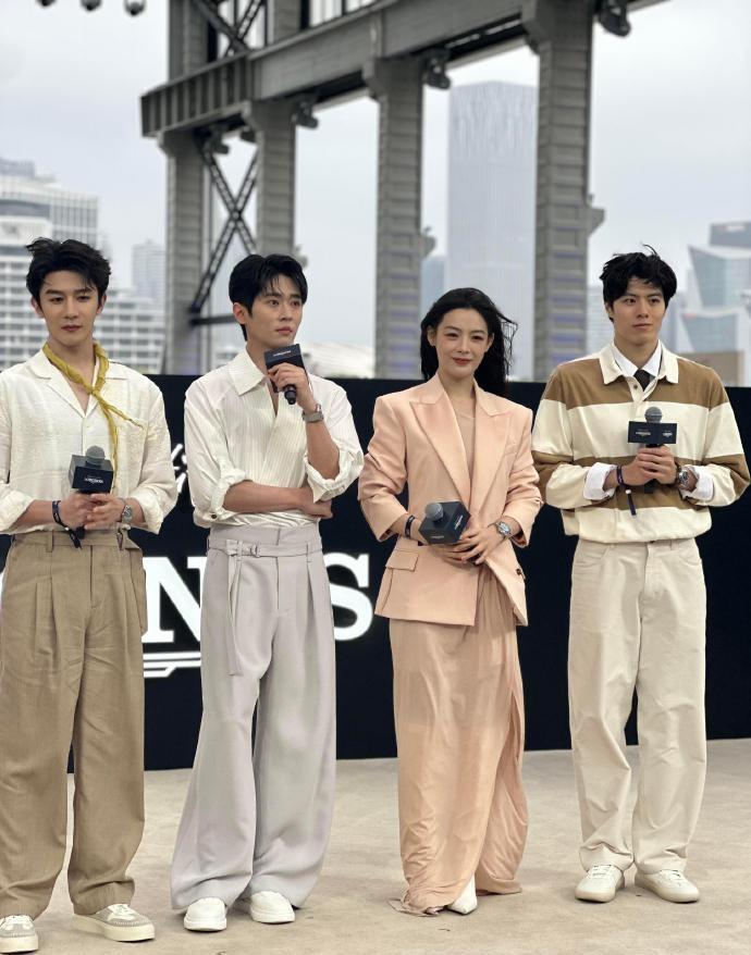 今天陈丽君在出席活动的时候搭配的很有女神范儿，她的身材保持的很好，气质也很出众，