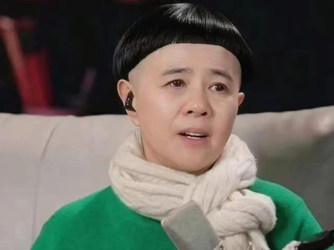 金龟子在直播里说自己每个月退休金8900块，现在跟老公在青岛海边养老。这话一