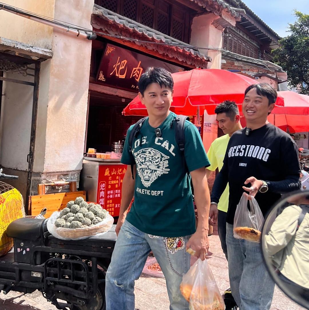 吴奇隆在云南旅游被偶遇，他真人看着挺矮的，并不是很帅，但精神非常好，买了两块烧饼