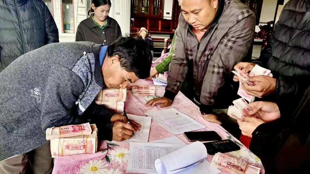 果敢同盟军给拆迁户发放补偿款！总金额397.38万元，基本上就是400万人民