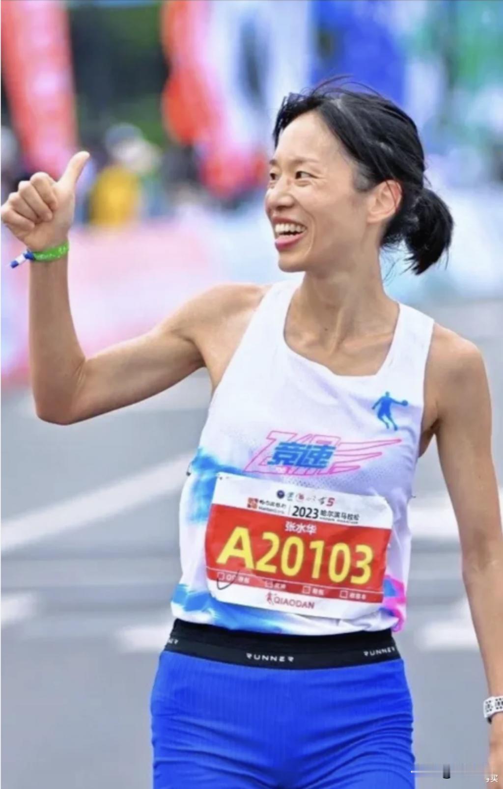 张水华开年第1天去抚远参加东极迎新跑时，穿的还是361的羽绒服。这次重庆马拉松