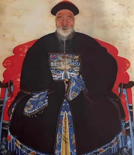 乾隆嫌考生太丑，当场出上联羞辱：“独眼不能登金榜。”满朝大臣捂嘴偷笑，考生却不