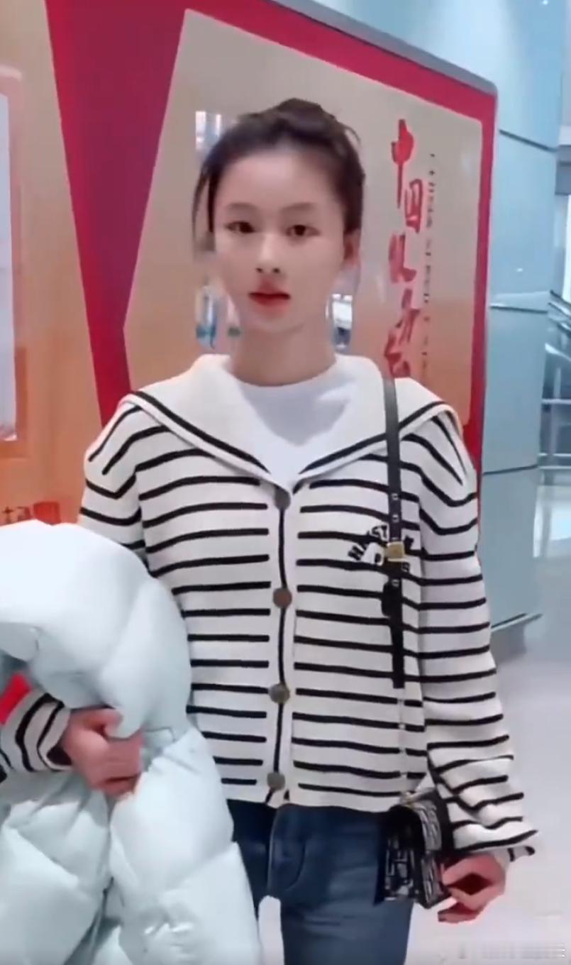 七七首次在机场被粉丝接机五官精致，胶原蛋白足足的小美女，很难让人不喜欢啊，希望