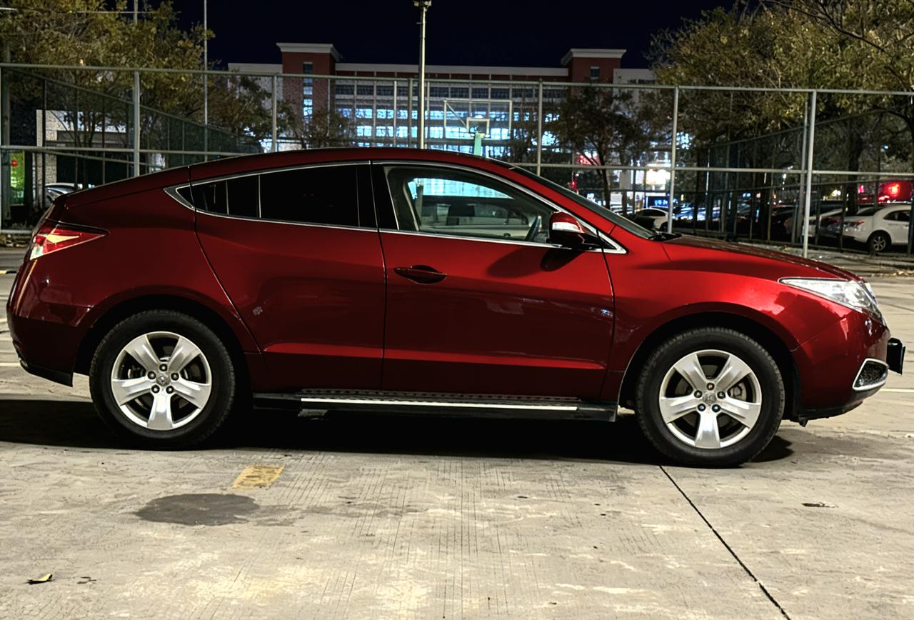 这是一位女性网友的讴歌ZDX和我的MDX实话说他俩的底子差不多。就底盘操控性来