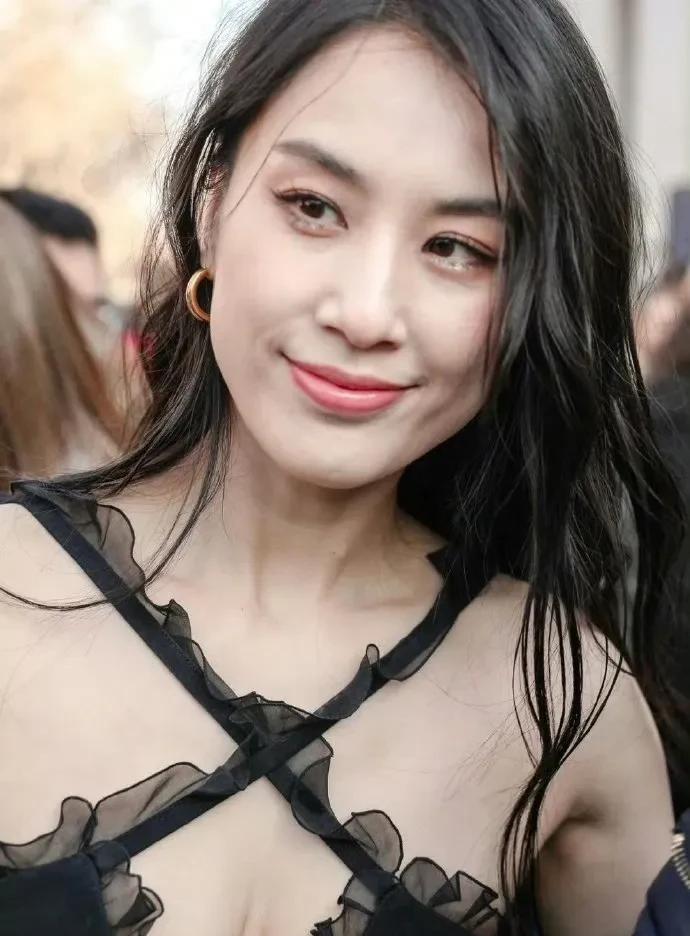 一觉睡醒黄圣依的天可真塌了离婚不到2个月，前夫杨子就接来前妻和女儿，还专门去
