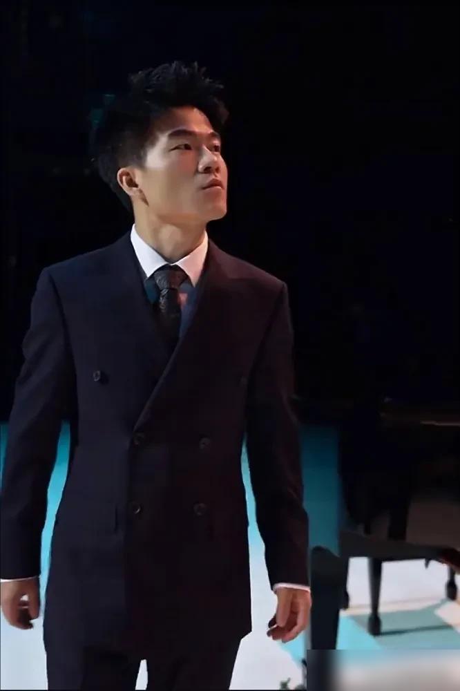 我有一种预感，我们认识的那个董宇辉再也回不去了。一开始看到他说跨年乐享会请了