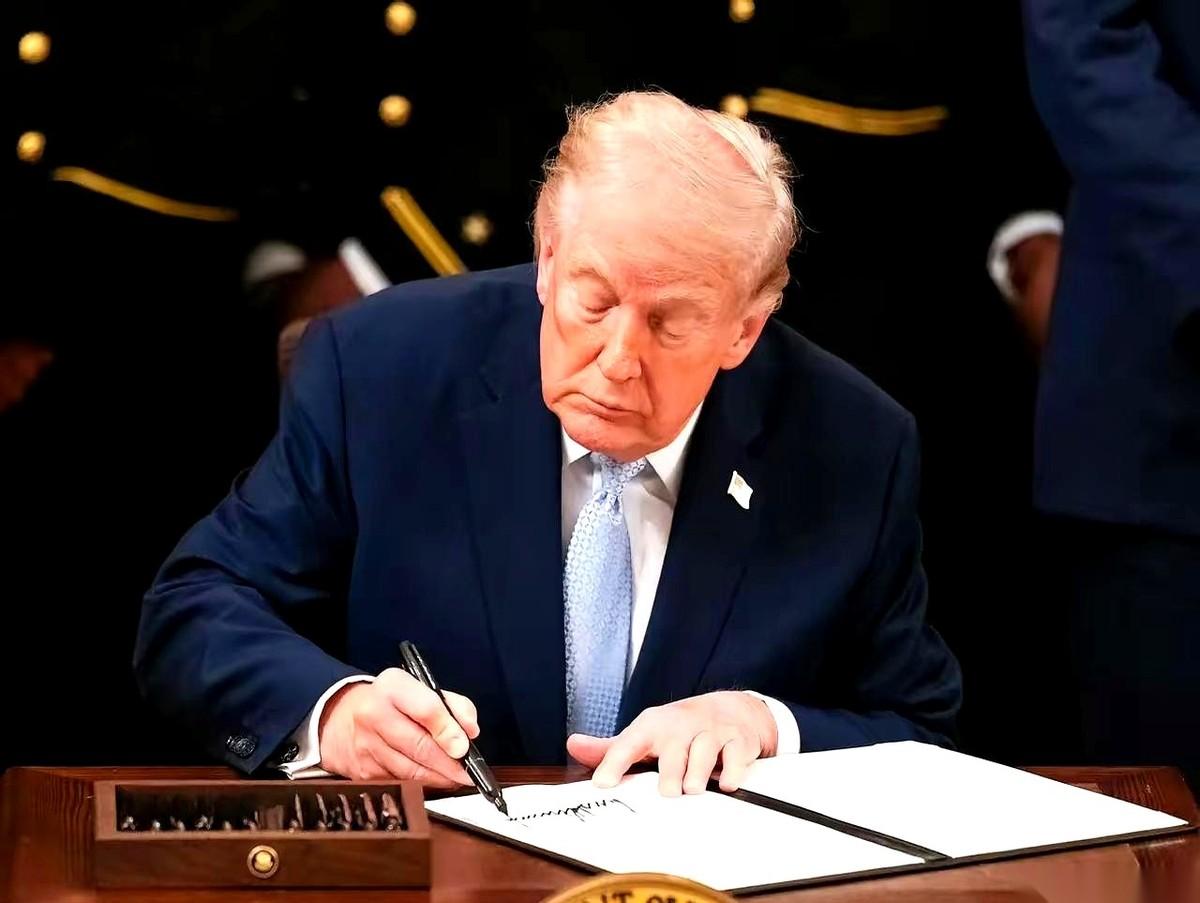 活久见，真的活久见。特朗普把自己的名字，印在了美元上。从华盛顿到奥巴马，快2