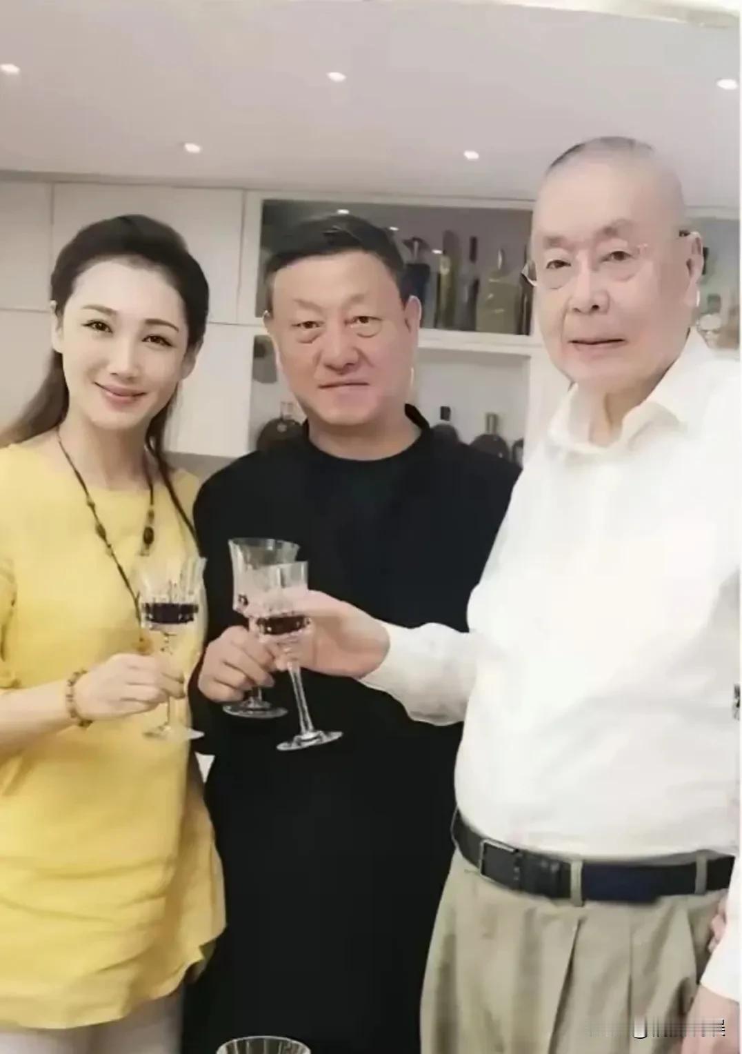 这是韩磊两口子与著名钢琴家刘诗昆的一张合照。刘诗昆八十几了，还精神矍铄，老当益