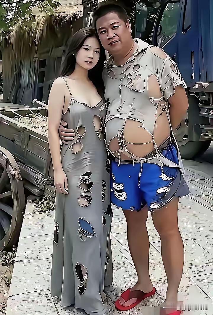 破衣烂衫不遮体，艰苦朴素显本意，纯情真意少夫妻……