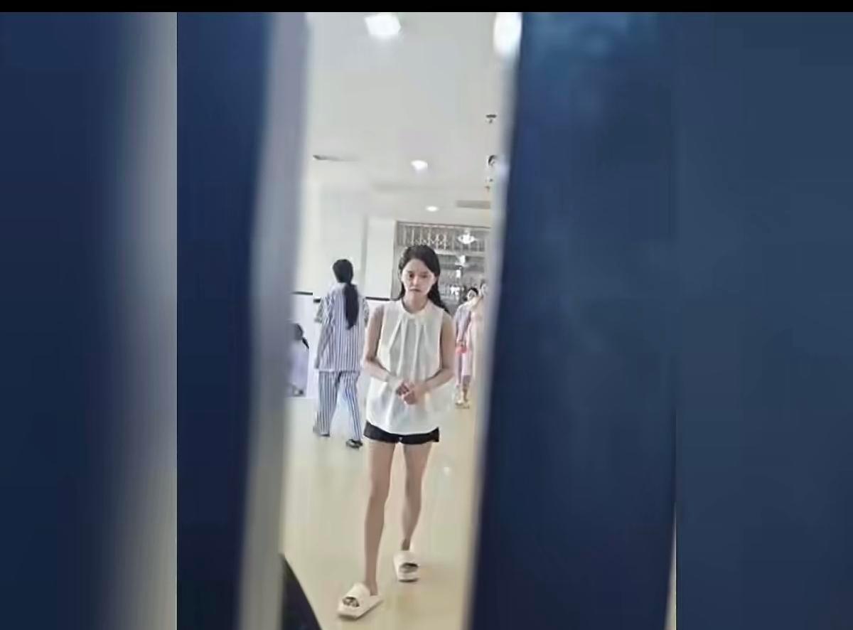 十五六岁的姑娘,躺进康复中心,不是造反,是撑不住了。书包压弯了脊梁,爸妈的期待